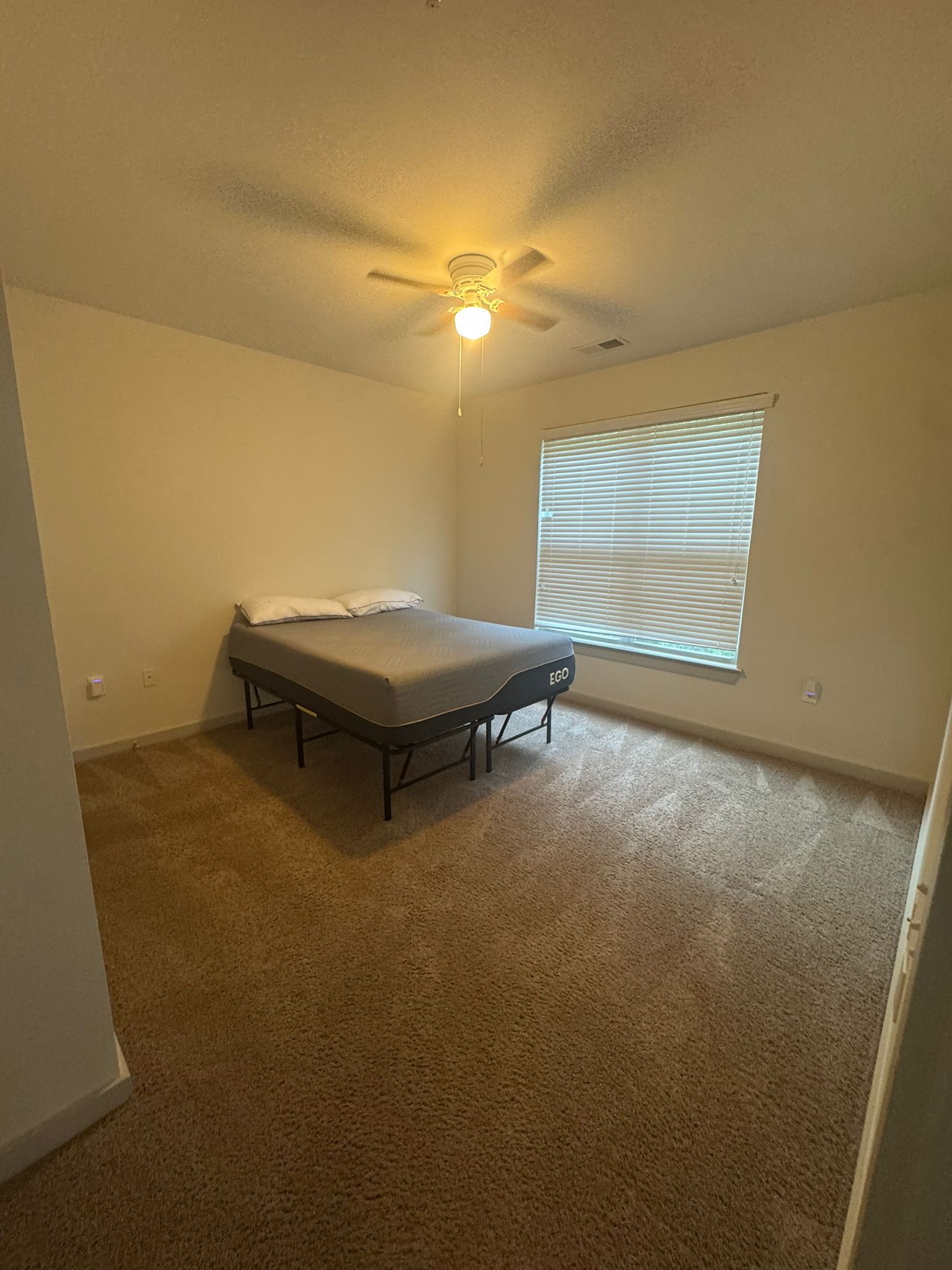 Cleaning baseboards and corners in empty homes